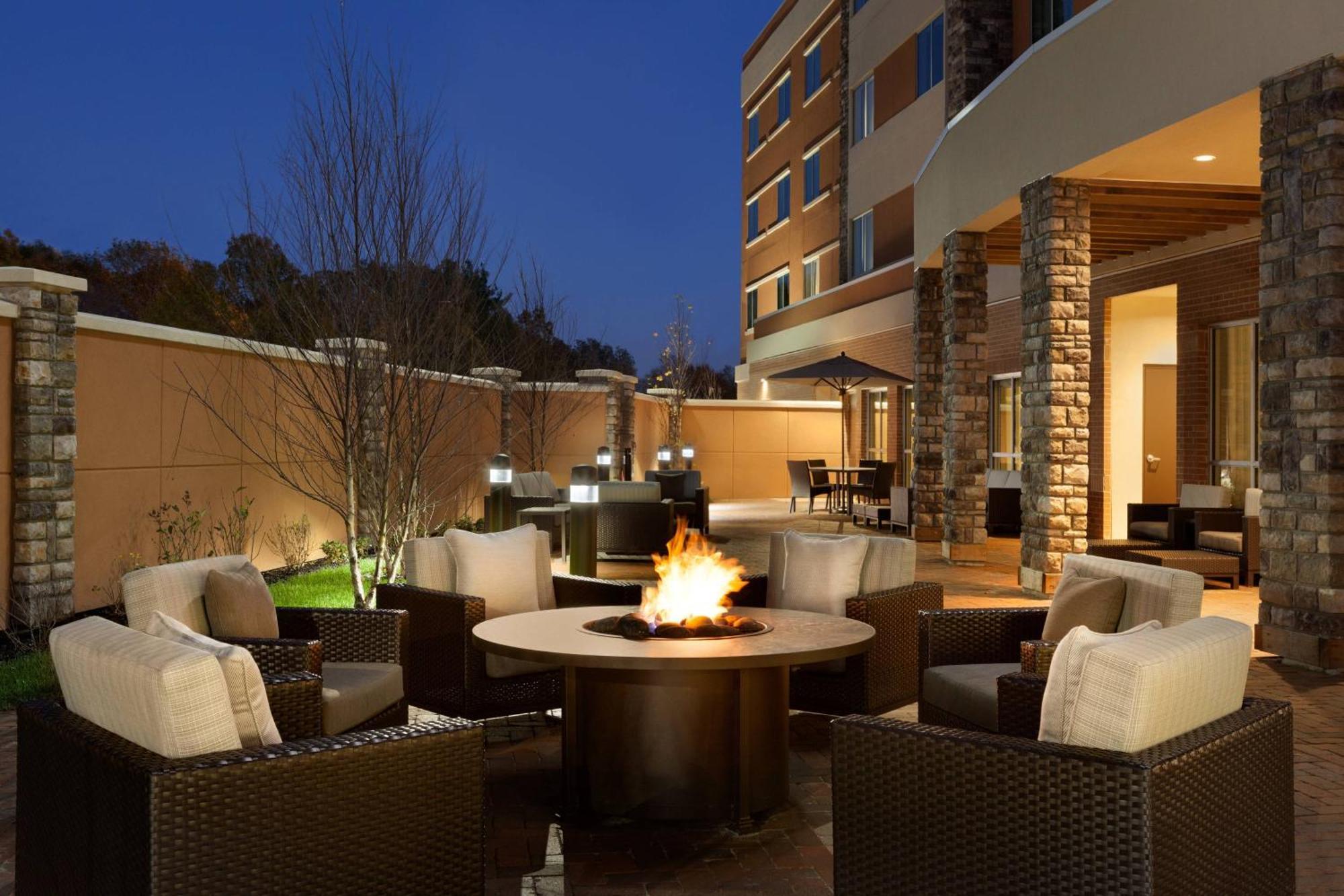 Courtyard By Marriott Boston Dedham/Westwood Hotel Exterior photo